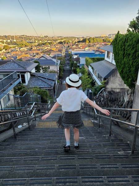 階段降りる・背中