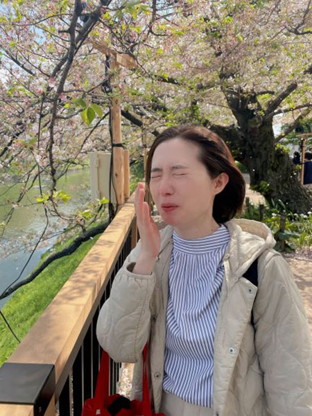 桜に吹雪かれる近藤