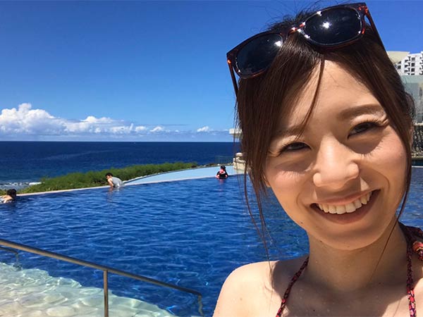 耳のかゆみに悩まされるとも知らず紫外線を浴びる河野