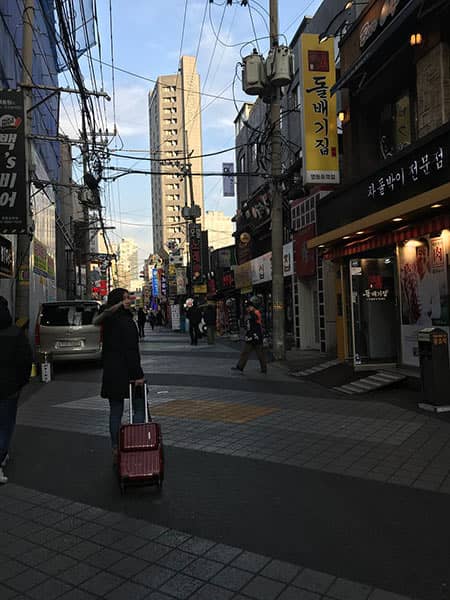 雑踏に立つ石川キャスター