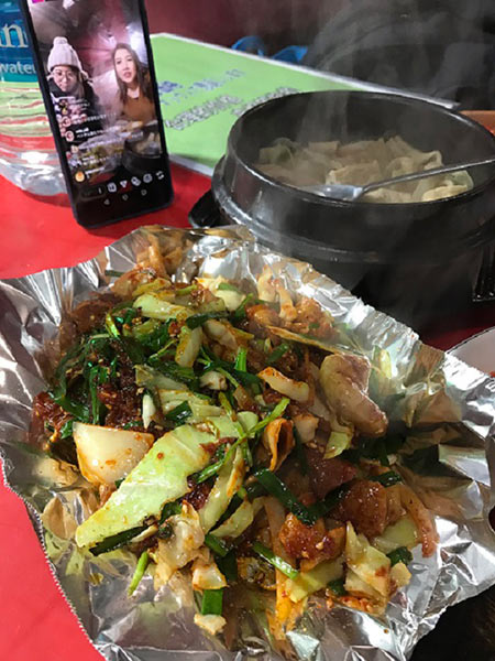 屋台で食べたホルモンとチゲ