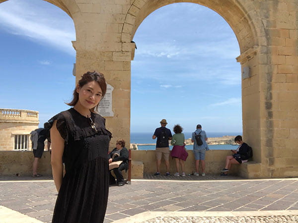 佐竹向かって左