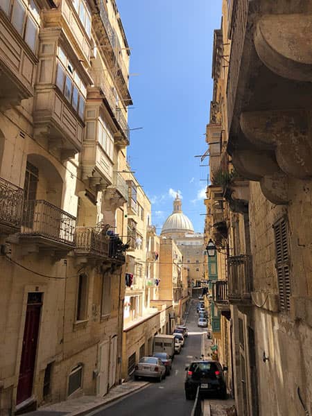 真ん中に道が走る街