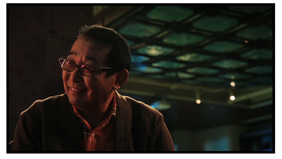 御子神に笑いかける綿郎