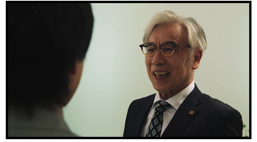 微笑みかける泰助