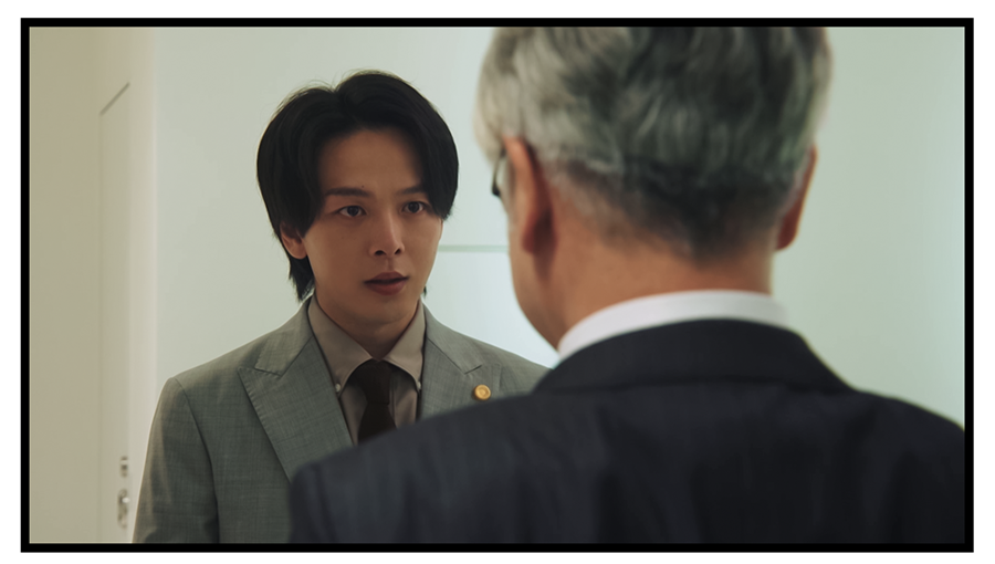 強張った表情の羽男