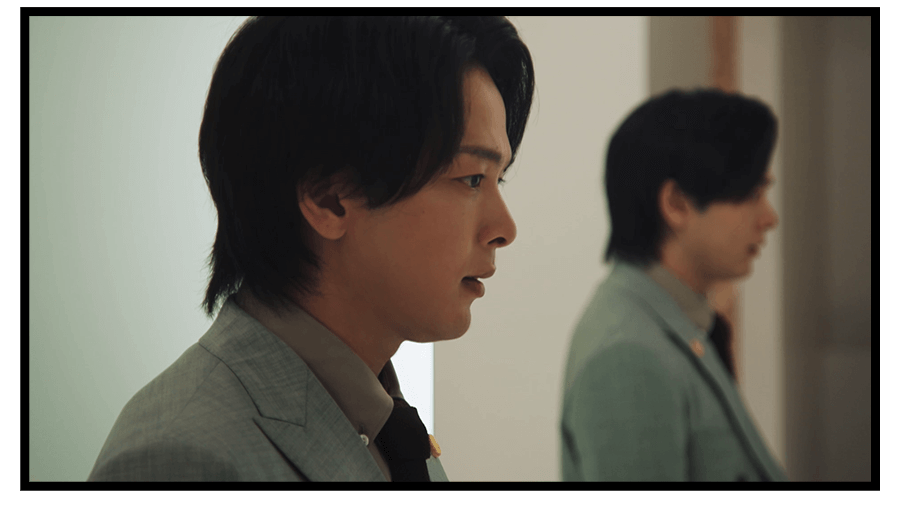 強張った表情の羽男