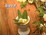 エッグスタンドに入った花