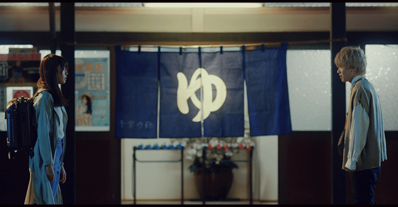 銭湯の前で出会う田中と村井