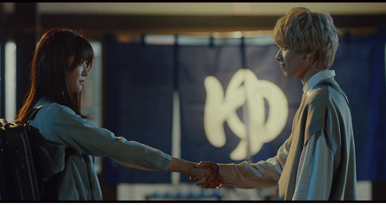 握手するふたり