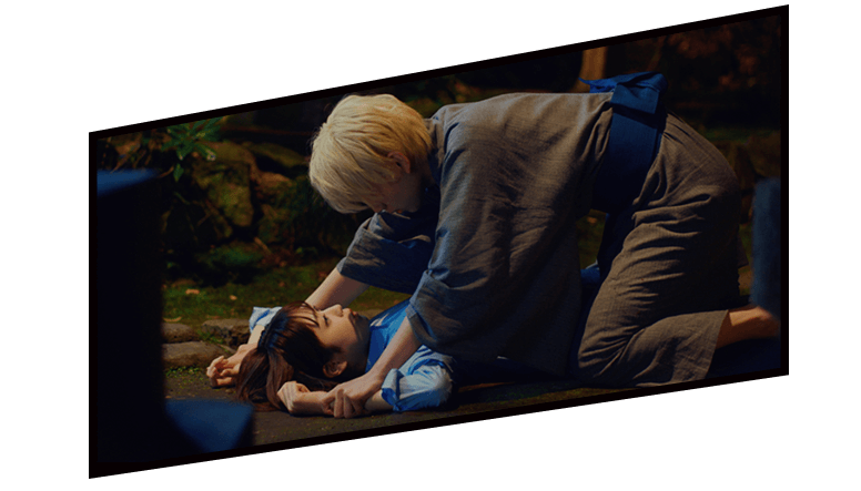 倒れ込むふたり