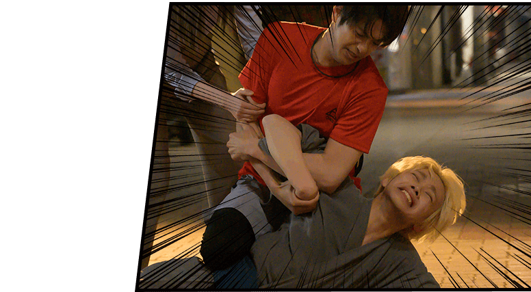 腕を極められる村井