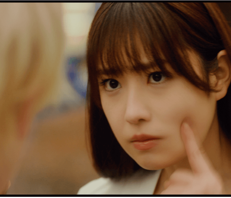 ほっぺたを指差す田中