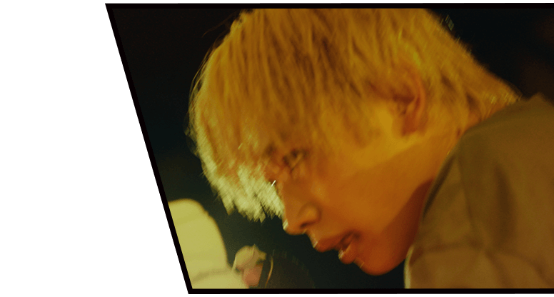 立ち上がる村井