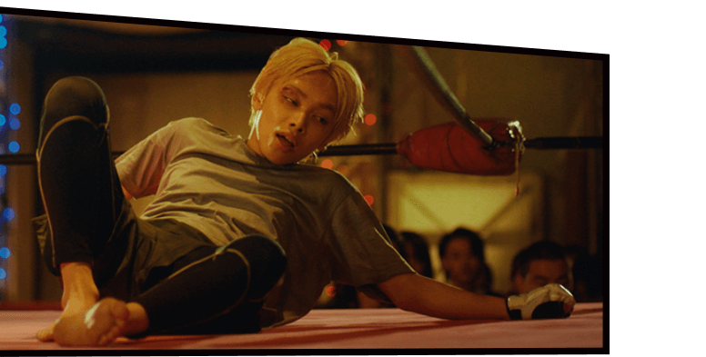 立ち上がる村井