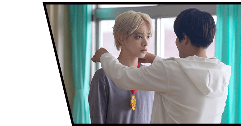 手作りメダルをかけられる村井