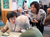 傾聴ボランティアの方に話を聞く大島キャスター