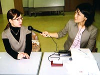 CCSの中西代表に取材する池田キャスター