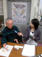「元気!ながさきの会」の伊藤副代表にインタビューする綾部キャスター