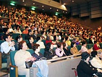 満席の会場