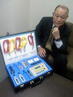 避難所用キットの説明をする東京信友の齋藤社長