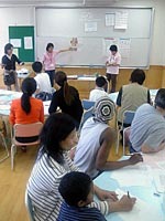 日本語教室では新宿虹の会のボランティアが先生をつとめる