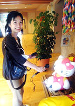 キティロボットとおしゃべりを楽しむ山口リポーター