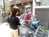 子どもを連れて街を取材する土肥志保さん