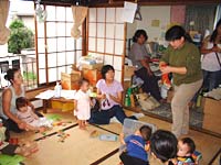 「乳幼児のいる家庭の防災サロン」で、ハンカチを使った止血方法を習う
