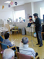 腹話術の人形に話しかける人も