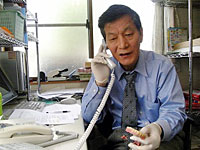 代表理事の三好勇夫さんの下には毎日多くの電話がかかってくる