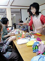 皆で一緒に人形作り
