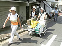 プレーリヤカーを引いて、公園に向かう