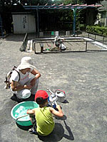 リヤカーに積んだ遊具で水遊び