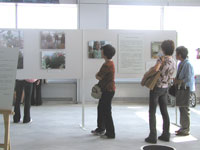 都庁本庁舎の南展望室で開かれた「チャレンジド写真展」