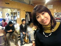 パーティには取材中の坂本キャスターもしっかり参加