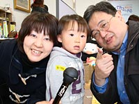 平井キャスターもすっかりなじんでます。右は同行した崎山記者。