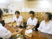 吉原記者のインタビューに答える。左から長田さん、山崎さん、佐和さん。