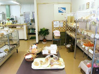 店内には様々な製品が並ぶ。奥にはイートインコーナーも