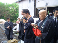 合同法要では平久江剛志さん、中下大樹さんたちが読経した