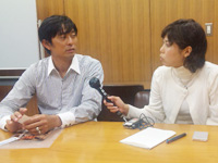 内谷さんにインタビューする岡本キャスター