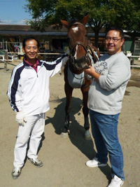 牧場を始めた栗原修さん(左)と石井さん