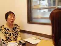 楠葉キャスターのインタビューに答える住垣さん