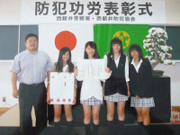 表彰された女子硬式テニス部員と津田先生