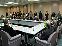 スタッフから審査員の先生に審査方法や審査規定の説明