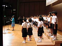東汲沢小学校と外山惠理アナウンサー