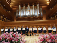 塩谷立文部科学大臣と受賞校の代表