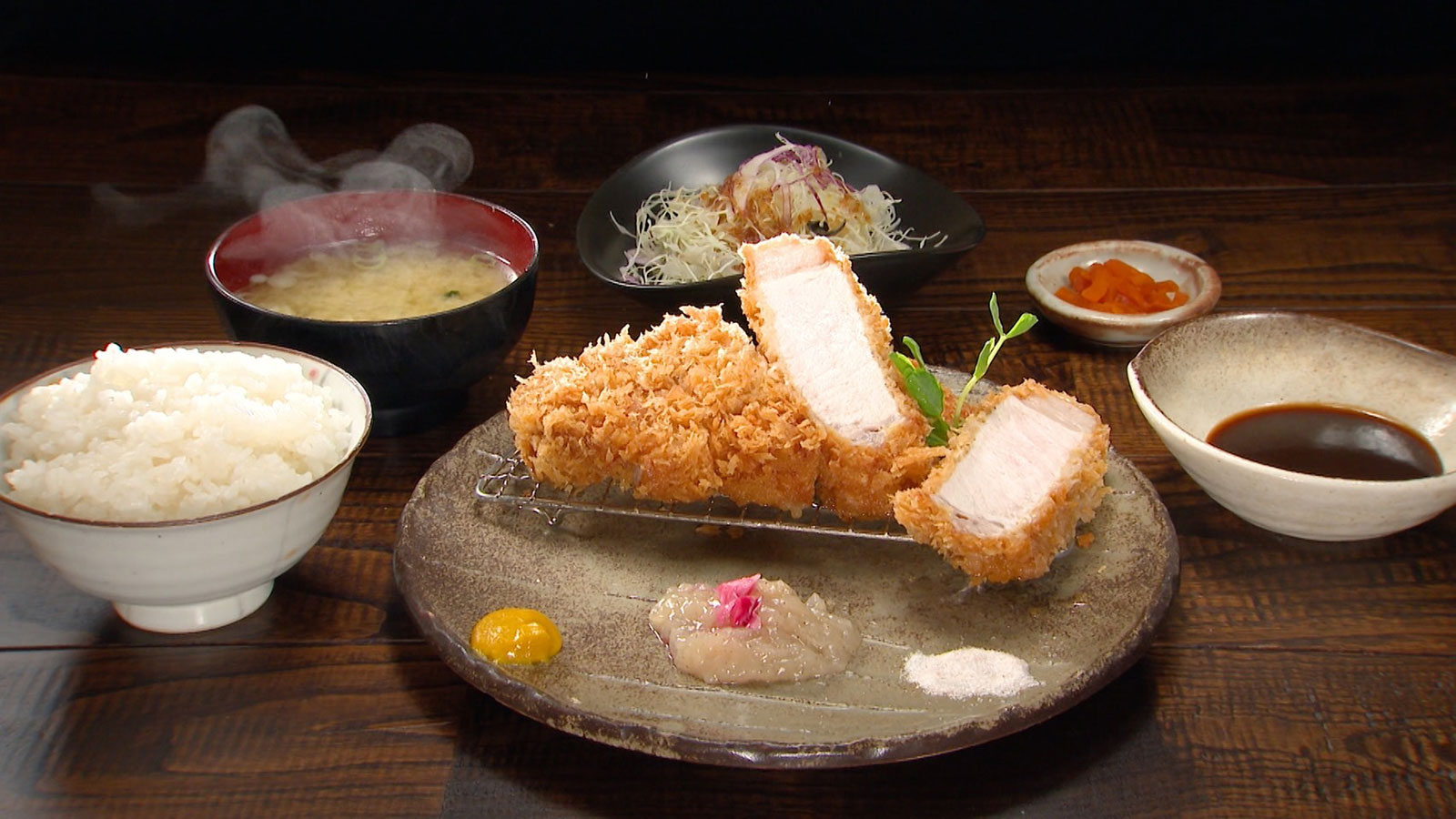 【分厚いのに柔らかい！地元民も舌を巻く絶品とんかつ！】