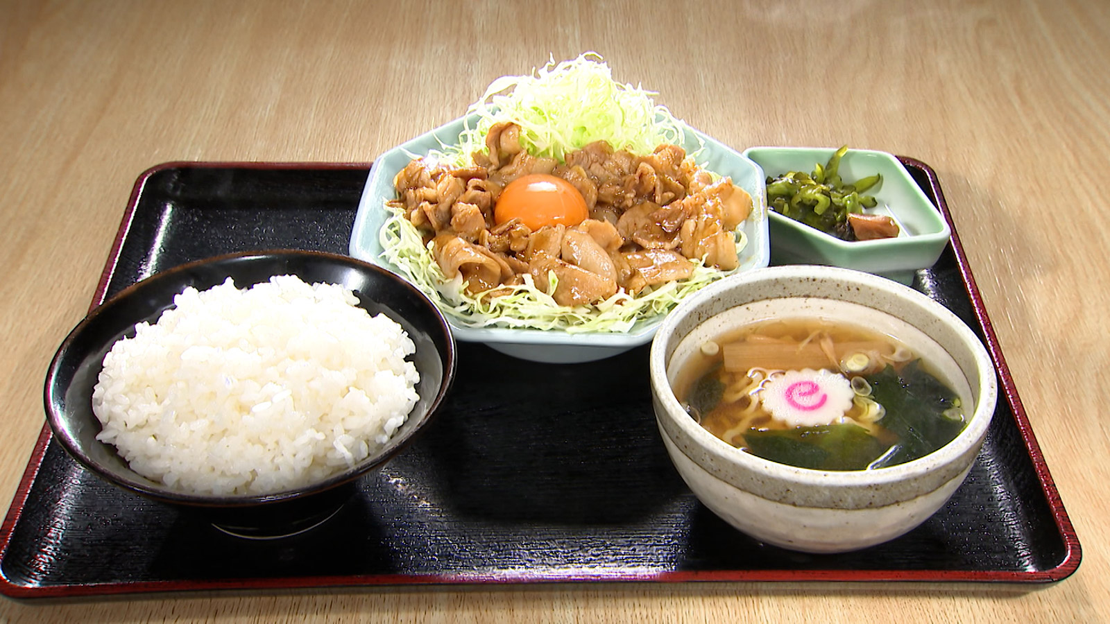 【ボリューム満点メニューが揃う人気の定食屋】