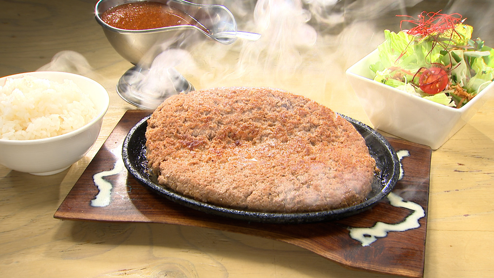 【地元民が長年愛してやまない！超ふわふわ特大ハンバーグ！】